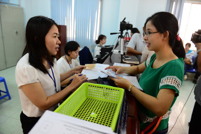 Người dân làm thủ tục giấy phép lái xe quốc tế tại Phòng quản lý và sát hạch lái xe số 252 Lý Chính Thắng, Q.3, TP.HCM sáng 25-2 - Ảnh: Quang Định