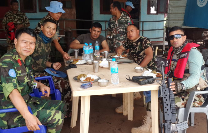 Thượng tá Mạc Đức Trọng (bìa trái) và đồng đội nghỉ chân trong chuyến vận tải hàng cứu trợ nhân đạo bằng đường sông từ Juba đến Malakal - Ảnh: nhân vật cung cấp