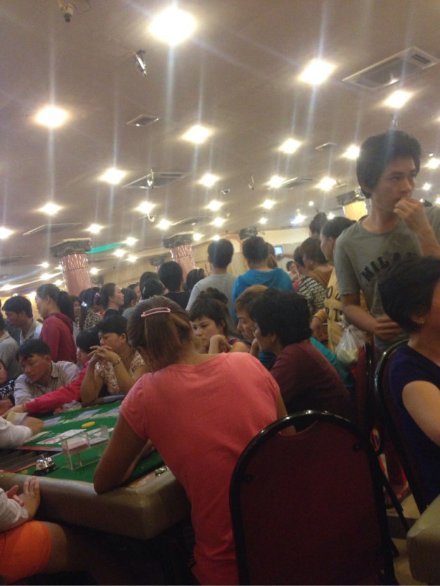 Nhiều người Việt đánh bài ở casino bên kia biên giới Campuchia nơi giáp với cửa khẩu Tho Mo, huyện Đức Huệ, Long An. Rất nhiều trong số đó là phụ nữ - Ảnh: Trần Đức