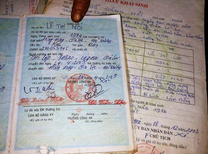 Bà Lê Thị Lởi và các giấy tờ sai tên mình từ chữ “L” thành chữ “N” - Ảnh: T.B.D.