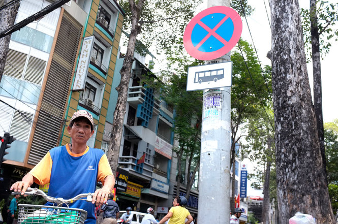 Đường Nguyễn Thái Bình, Q.1, TP.HCM đã được thông thoáng sau khi Sở GTVT TP.HCM lắp biển cấm xe khách dừng đỗ - Ảnh: Hoài Linh