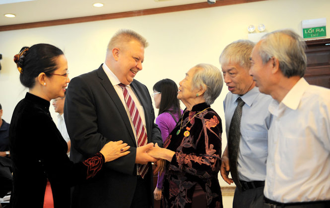 Bà Mạc Thị Kim Cúc (đứng giữa), phu nhân đồng chí Nguyễn Văn Kỉnh, trò chuyện cùng các đại biểu tham dự buổi tọa đàm về “Đồng chí Nguyễn Văn Kỉnh - người chiến sĩ cộng sản kiên cường” do Thành ủy TP.HCM tổ chức ngày 26-2 - Ảnh: Tự Trung
