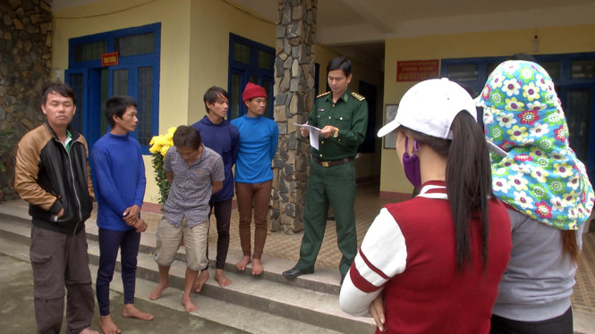 Bộ đội biên phòng làm việc với các ngư dân gặp nạn.