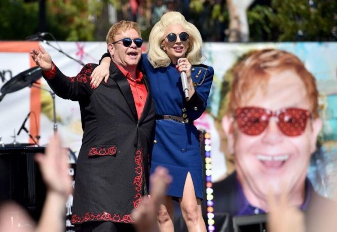 Elton John và Lady Gaga trong buổi hòa nhạc.