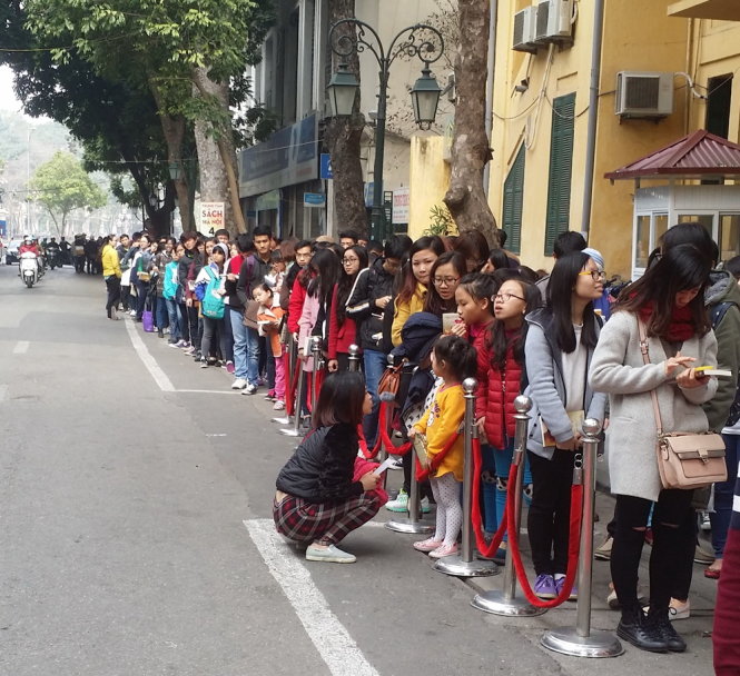 Độc giả Hà Nội đến với nhà văn Nguyễn Nhật Ánh năm nay còn đông hơn năm ngoái - Ảnh: Nguyễn Đình Toán