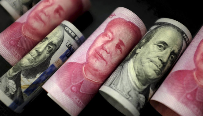 Tờ 100 đồng nhân dân tệ và tờ 100 đô la Mỹ - Ảnh: Reuters