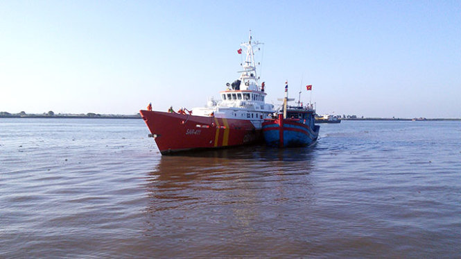 Tàu SAR 411 đưa 6 ngư dân cùng tàu cá bị nạn về cảng Ninh Cơ, Nam Định - Ảnh: Vietnam MRCC