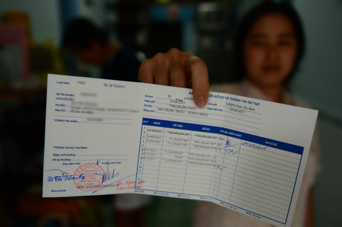 Chị Thúy gặp vướng mắc khi làm thủ tục mở thừa kế do vắng mặt người thụ hưởng - Ảnh: Quang Định