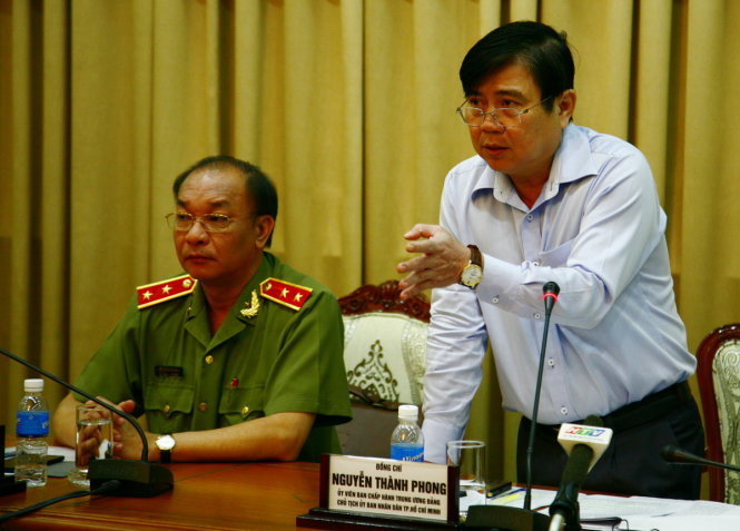 Chủ tịch UBND TP.HCM Nguyễn Thành Phong chỉ đạo hội nghị - Ảnh: VIỄN SỰ