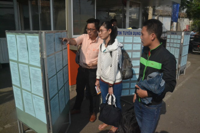 Chị Lê Thị Yến Thanh được các TNV tại Văn phòng tiếp sức NLĐ ở bến xe Miền Tây tư vấn, giới thiệu đến một công ty may mặc tại quận 12 để nhận việc làm theo đúng ngành học của mình - Ảnh: Q.Phương