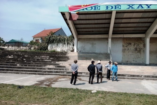 Hiện trường vụ tai nạn ông Lý bị rơi khi đang tháo tấm băng rôn trên mái che sân bóng huyện Quỳnh Lưu - Ảnh: Đào Bình