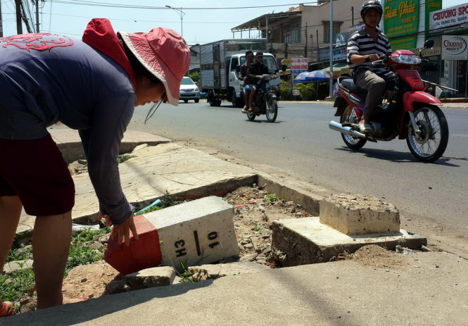 Trụ lý trình (ấp Bắc Sơn, xã Quang Trung, Thống Nhất) bị gãy được người dân dựng lên lại