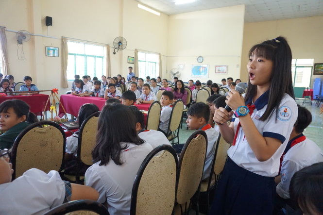 Một học sinh nêu ý kiến của mình trong buổi gặp gỡ lãnh đạo Phòng GD-ĐT Bình Chánh - Ảnh: M.Dung