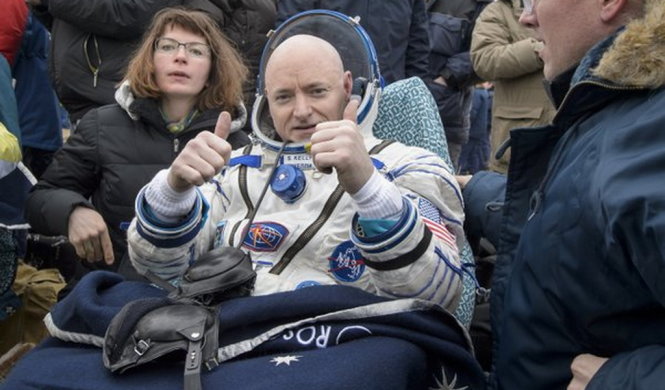 Phi hành gia Scott Kelly sau khi trở về - Ảnh: AP