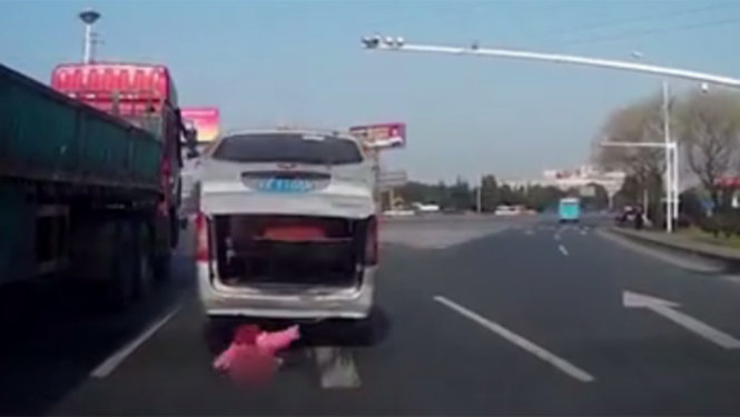 Một bé hai tuổi rớt khỏi xe khi đang lưu thông trên xa lộ tại Trung Quốc - Ảnh chụp từ video