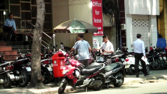 Bãi giữ xe bên dưới Cao ốc du lịch Bến Thành 1 thu giá cao hơn mức quy định 250% suốt thời gian dài - Ảnh : Đại Việt