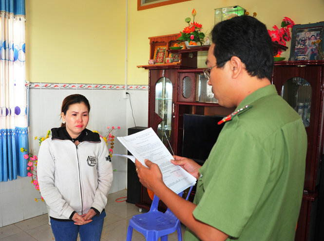 Lực lượng chức năng thi hành lệnh bắt tạm giam Nguyễn Thanh Thúy - Ảnh: Đối tượng Thúy