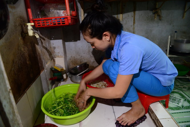Chị Diễm Nga, công nhân ở trọ trên đường Huỳnh Tấn Phát, Q.7 (TP.HCM), phải trả tiền nước đến 18.000 đồng/m3 - Ảnh: Quang Định