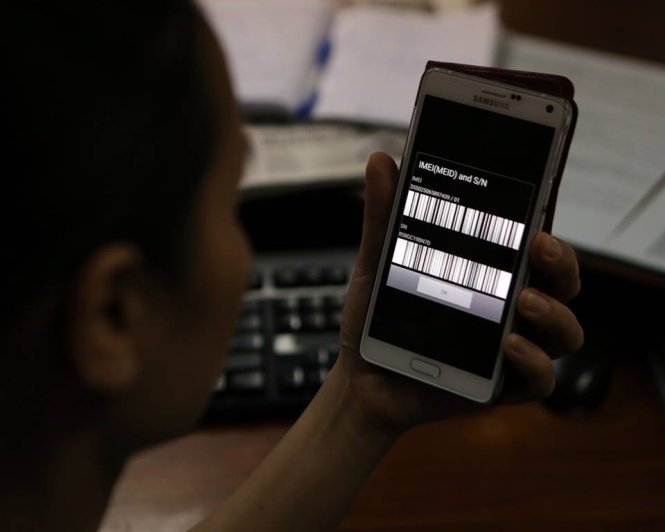Số IMEI nằm phía dưới pin điện thoại - Ảnh: Gia Tiến