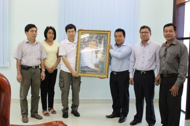 Đại diện Hoa viên Nghĩa trang Bình Dương tặng chân dung đạo diễn Lê Dân cho gia đình - ẢNH: ĐÌNH TRỌNG