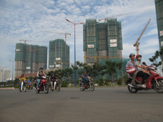 Các chuyên gia cho rằng việc điều chỉnh dòng tín dụng vào bất động sản là cần thiết nhưng phải đúng lộ trình. Trong ảnh: các dự án bất động sản dọc theo dự án metro tại quận 2, TP.HCM - Ảnh: T.T.D.