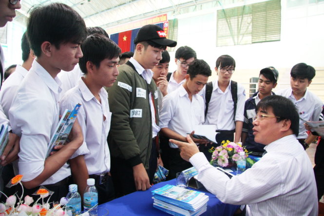 PGS.TS Đỗ Văn Dũng - hiệu trưởng Trường ĐH Sư phạm kỹ thuật TP.HCM tư vấn cho học sinh Nha Trang sáng 21-2. Ảnh: Trần Huỳnh