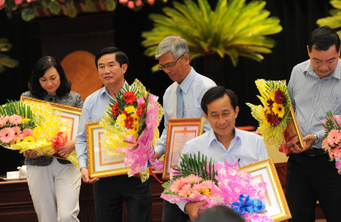 Các đơn vị có thành tích xuất sắc trong hoạt động “10 năm thực hiện Luật phòng, chống tham nhũng” nhận bằng khen do Chủ tịch UBND TP.HCM Nguyễn Thành Phong trao tặng, ngày 24-12-2015 - Ảnh: Tự Trung