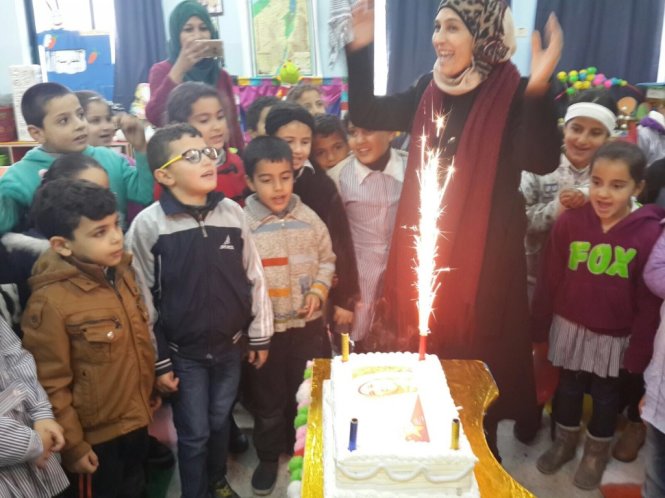 Cô giáo Hanan Al-Hroub bên các học trò của mình - Ảnh: Globalteacherprize