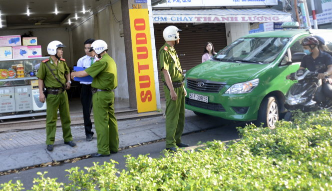 Cảnh sát xử lý taxi vi phạm trên đường 3 Tháng 2, TP.HCM - Ảnh: Duyên Phan