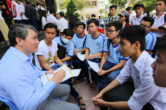 TS Bùi Hoài Thắng - phó trưởng phòng đào tạo Trường ĐH Bách khoa - ĐHQG TP.HCM - tư vấn cho học sinh Đồng Tháp sáng 5-3 - Ảnh: Như Hùng