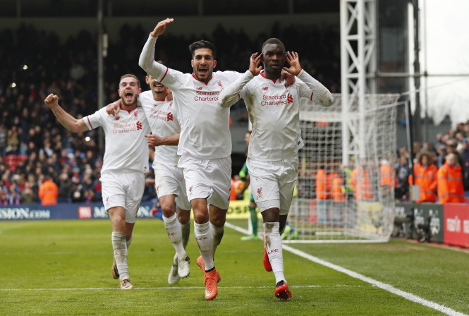 Benteke (phải) ăn mừng sau khi ghi bàn ấn định chiến thắng 2-1 cho Liverpool - Ảnh: Reuters