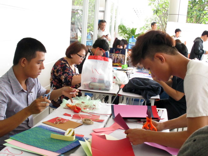 Các thí sinh trổ tài thiết kế thiệp “Gửi người phụ nữ tôi yêu” - Ảnh: K.Anh