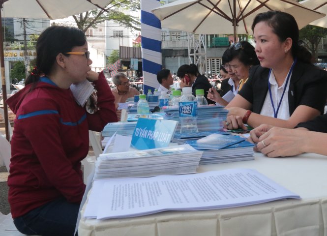 Người lao động được tư vấn pháp luật tại Ngày hội pháp luật năm 2015 do Sở Tư pháp TP.HCM tổ chức - Ảnh: Ái Nhân