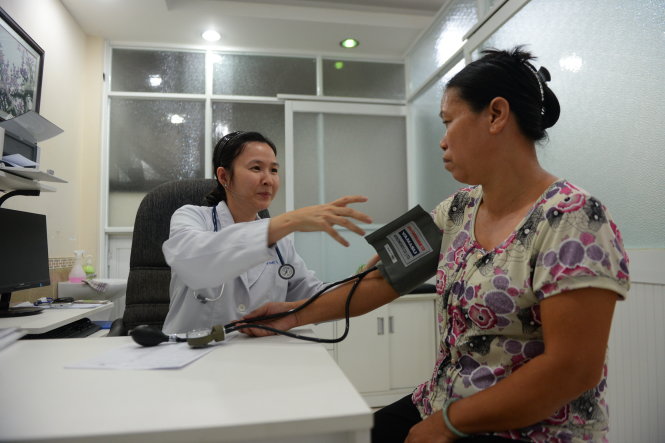 Bác sĩ phòng khám gia đình đang khám bệnh cho người dân - Ảnh: Hữu Khoa