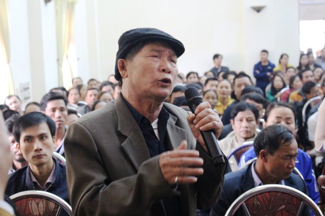 Bà con ngư dân thị xã Sầm Sơn đặt câu hỏi với Bí thư Tỉnh ủy Thanh Hóa Trịnh Văn Chiến trong cuộc đối thoại sáng 7-3. Nguyện vọng của người dân là được giữ một phần bến thuyền để làm nghề cá mưu sinh - Ảnh: Hà Đồng