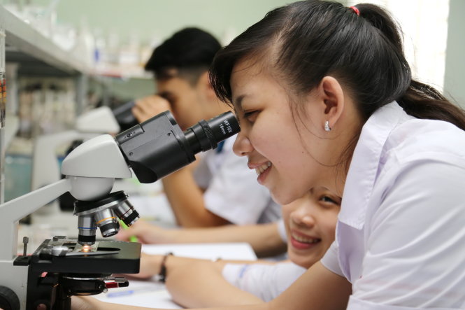 Sinh viên ngành dược Trường CĐ nghề Kinh tế công nghệ TP.HCM đang thực hành trong phòng thí nghiệmẢnh: Như Hùng