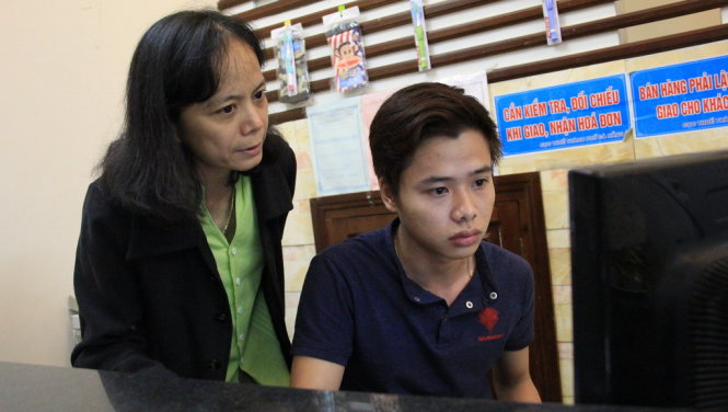 Bà Đoàn Thị Kim Thanh, phó chánh thanh tra sở Sở VHTT&DL Đà Nẵng kiểm tra thông tin tại khách sạn Ánh Nguyệt, nơi bị chị Katelyn Scanlan phản ánh có hành vi lừa dối trên trang Facebook Quản lý đô thị vào tối 8-3 - Ảnh: TRƯỜNG TRUNG