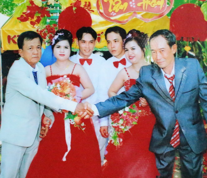 Nụ cười của hai nhà Hai Tường - Ba Công với “hai cặp” Út Anh, Út Em và chị em Nhẫn, Nhịn - Ảnh: tư liệu gia đình