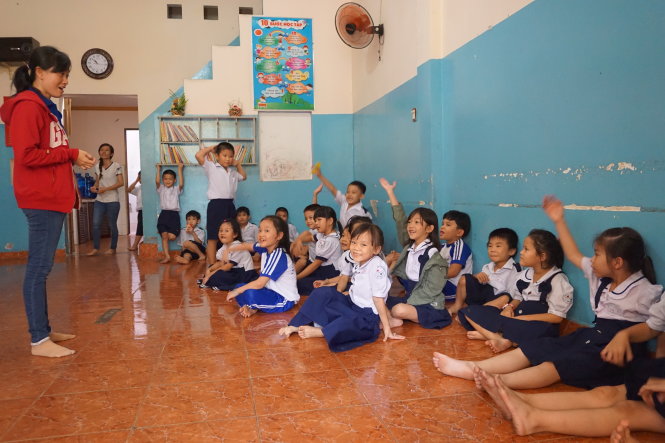 Học sinh Trường TH An Hội (Q.Gò Vấp, TP.HCM) vừa được đón về để ăn trưa, ngủ trưa và học buổi 2 tại một cơ sở bán trú vệ tinh gần trường (ảnh chụp sáng 9-3) - Ảnh: Mỹ Dung