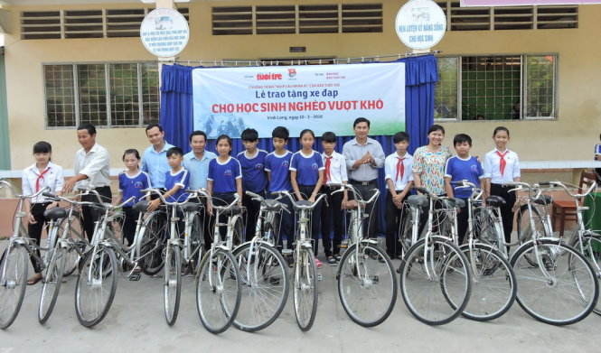 Những chiếc xe do bạn đọc Báo Tuổi Trẻ đóng góp được trao tận tay cho các em học sinh