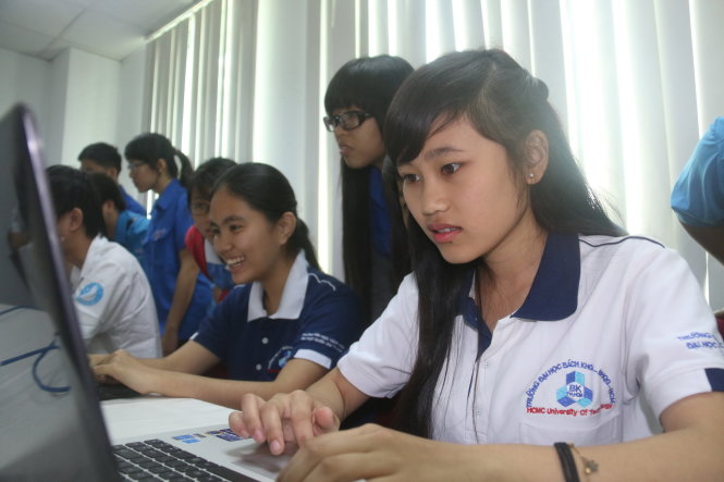 Các thí sinh làm bài thi trực tuyến hội thi