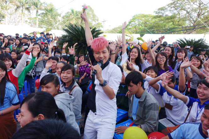 Ca sĩ Thanh Duy biểu diễn tại Ngày hội tư vấn tuyển sinh - hướng nghiệp năm 2015 ở Cần Thơ - Ảnh: N.Hùng