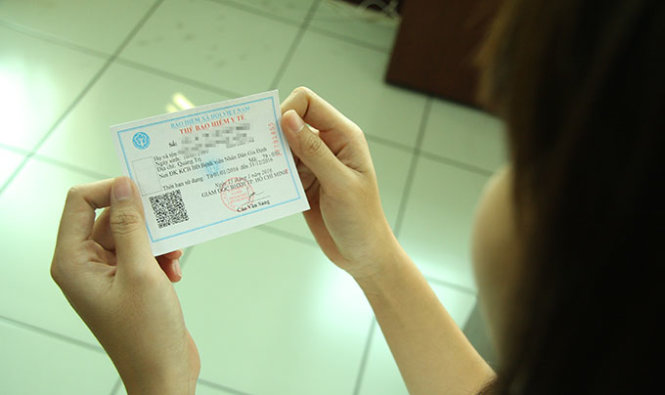 Một sinh viên năm cuối Trường ĐH Khoa học xã hội và nhân văn (ĐHQG TP.HCM) đã hoàn thành nghĩa vụ đóng BHYT theo quy định - Ảnh: Trần Huỳnh