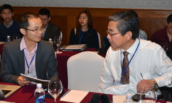 TS Hà Anh Tuấn (trái) - Viện Biển Đông, Học viện Ngoại giao Việt Nam - trao đổi với GS Tsutomo Kikuchi - khoa chính trị quốc tế, Đại học Aoyama Gakuin, Nhật Bản - tại hội thảo ngày 10-3 - Ảnh: Quỳnh Trung
