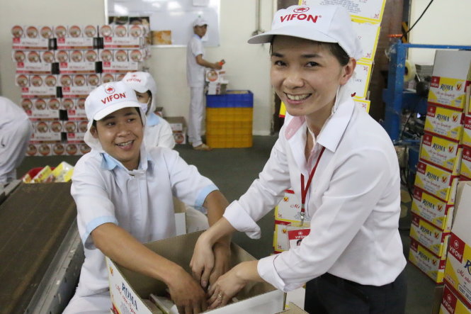 Bạn Võ Thị Như Huyền cùng đồng nghiệp - Ảnh: N.Hiền
