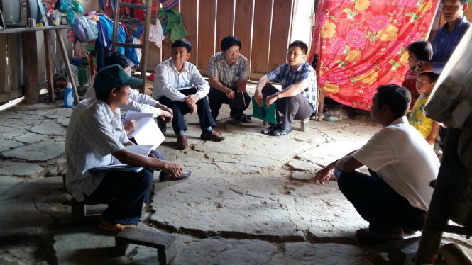 Cán bộ y tế tỉnh Đắk Lắk làm việc tại nhà bé L.A.P, bệnh nhân dương tính với vi khuẩn nhiễm não mô cầu - Ảnh: Phạm Văn Lào