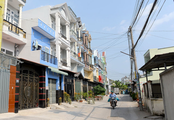 Dãy nhà xây dựng khang trang trên khu đất phân lô nhưng không có hệ thống thoát nước ở đường Bùi Văn Ngữ, P.Hiệp Thành, Q.12, TP.HCM - Ảnh: Hữu Khoa
