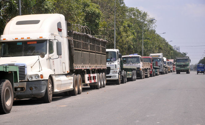 Xe tải, xe container sếp hàng dài chờ lấy hàng tại một nhà máy thép ở Tân Thành, Bà Rịa - Vũng Tàu. (Ảnh chụp trưa 12-3) - Ảnh: Đông Hà