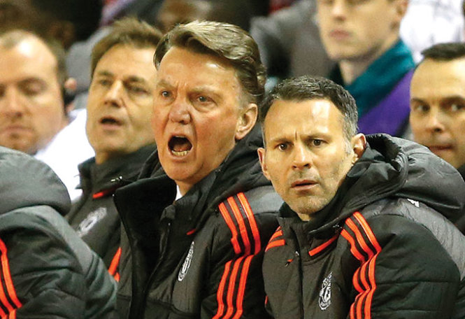 Ông Van Gaal (giữa) ngày càng khiến CĐV M.U thất vọng - Ảnh: Reuters
