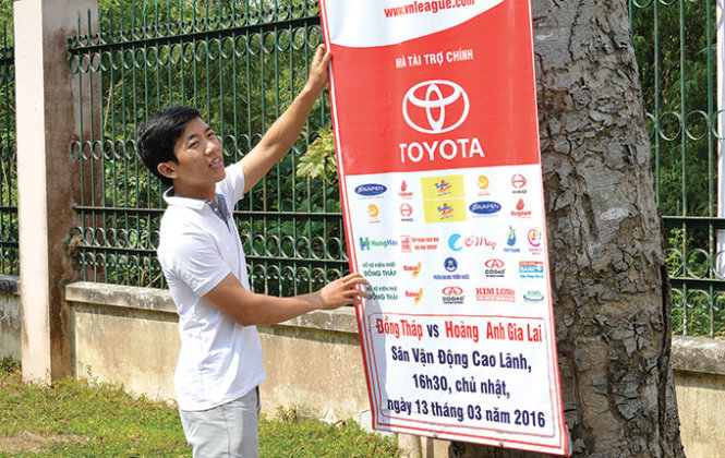 Băngrôn được treo tại sân Cao Lãnh trước trận đấu với HAGL - Ảnh: T.Nhơn